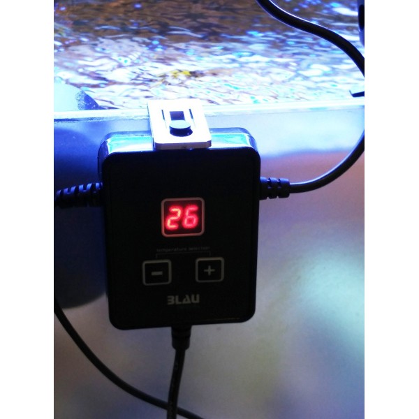 Detalle de sujección de un Fan controller al acuario