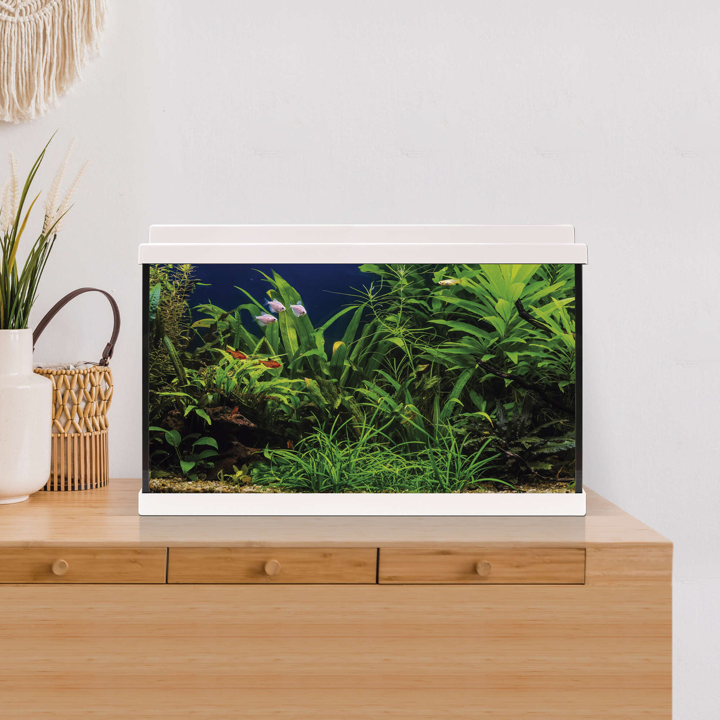 acuario de color blanco kit aqua led 64 litros sobre mueble